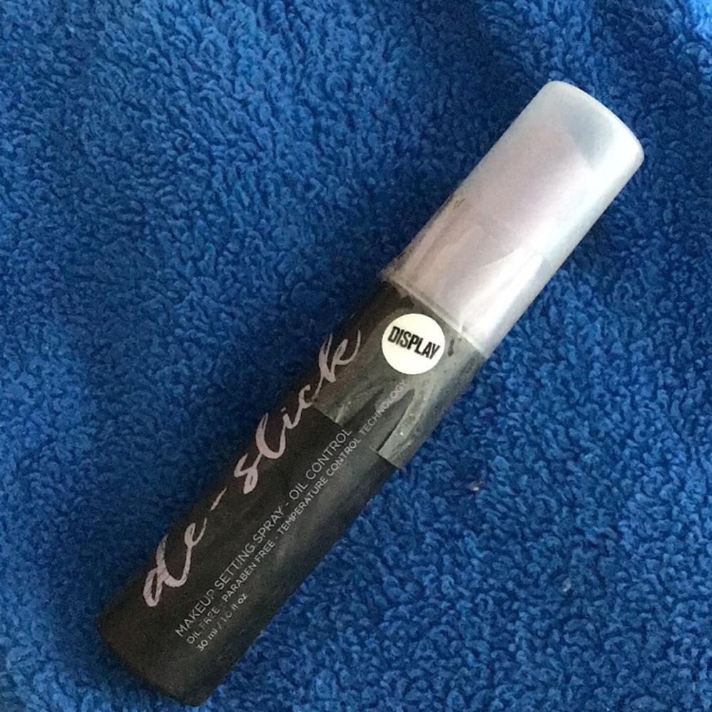 De slick makeup setting spray